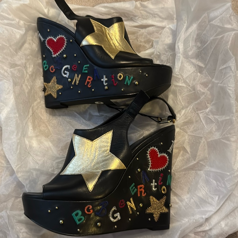 ❤️ Authentic BCBGeneration Black Wedges with Gold Stars ❤️